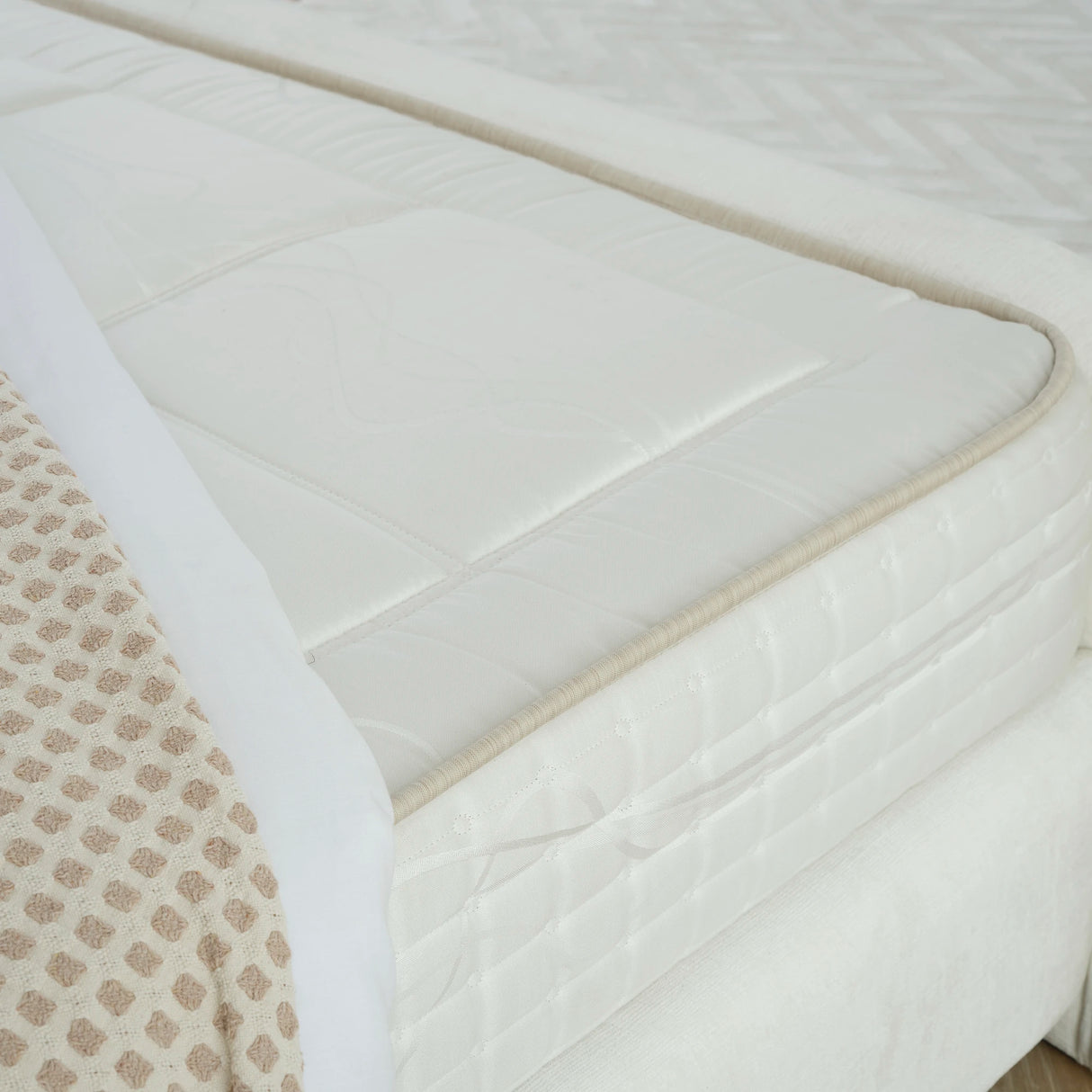 Designer Polsterbett MIREL Nano mit seitlichem Stauraum