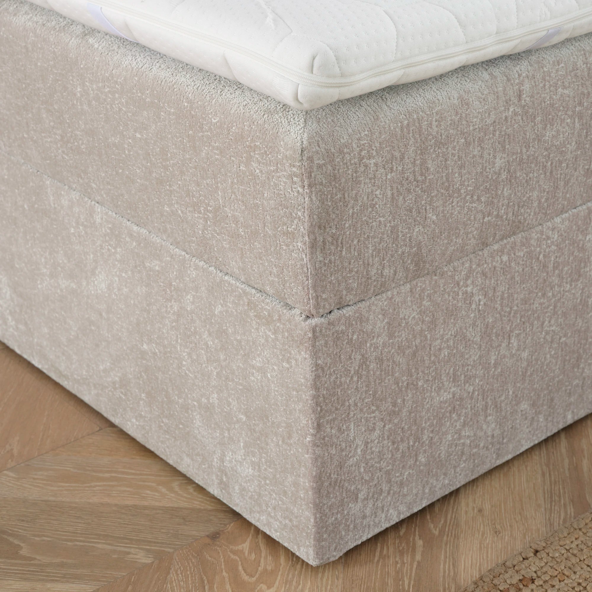 Posteľ s boxspringom a úložným priestorom LILY