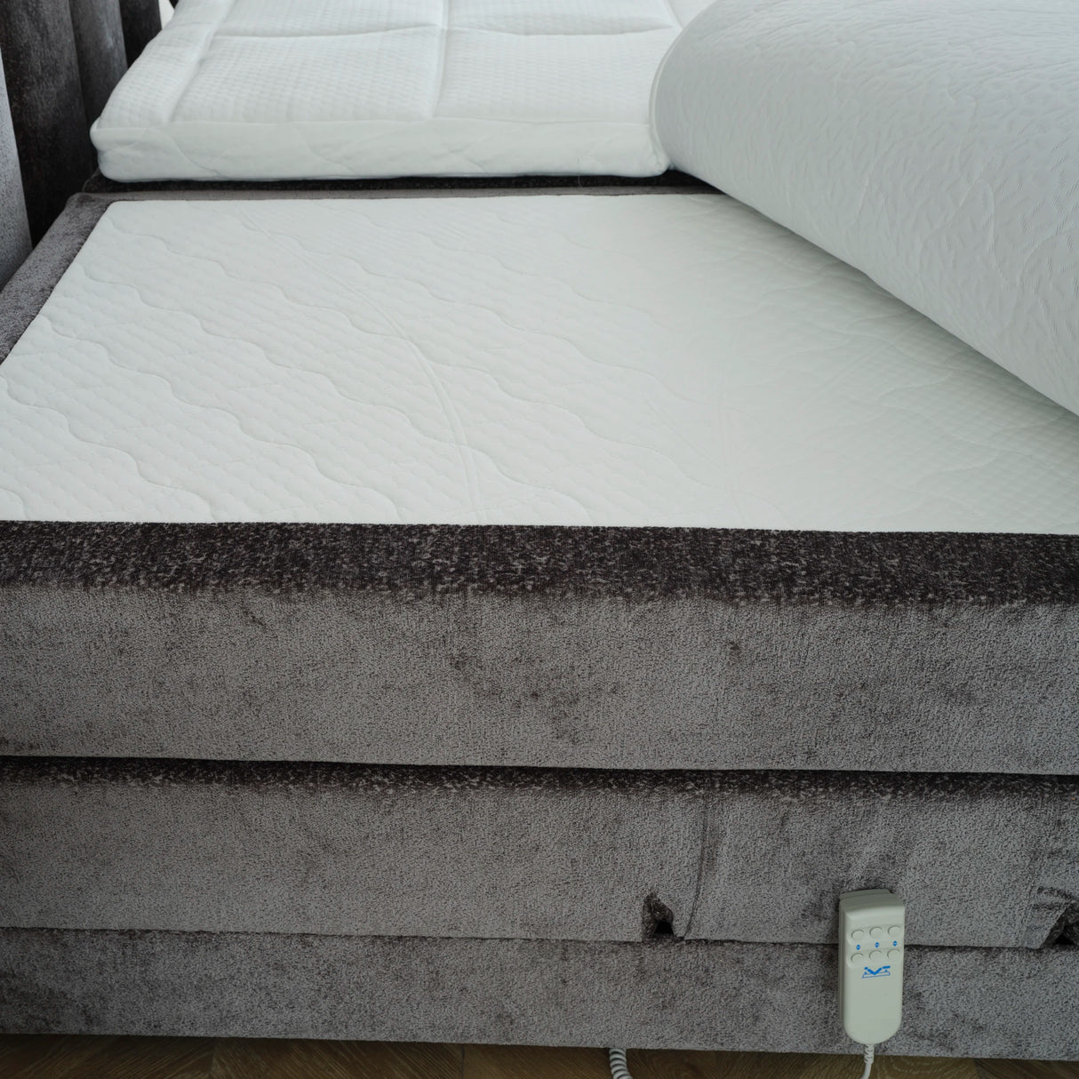 Boxspringbett OSCAR Boucle elektrisch verstellbar mit Matratze & Topper