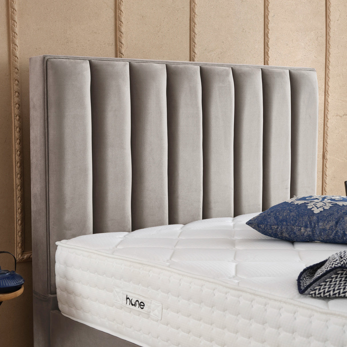 Bett mit Stauraum VERTICAL